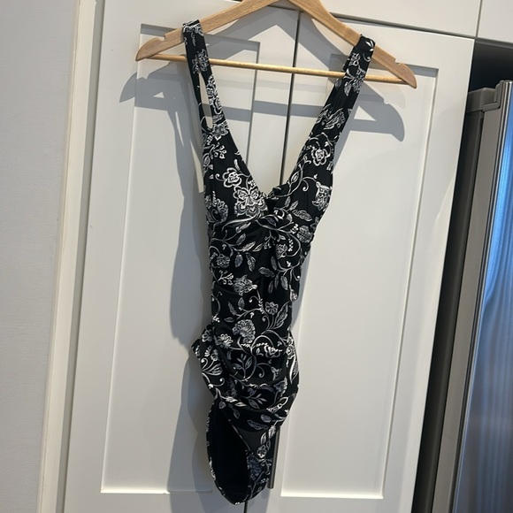 CUPSHE VNeck Double Straps Cross Back Tie One Piece Swimsuit Black White Floral - Picture 8 of 13